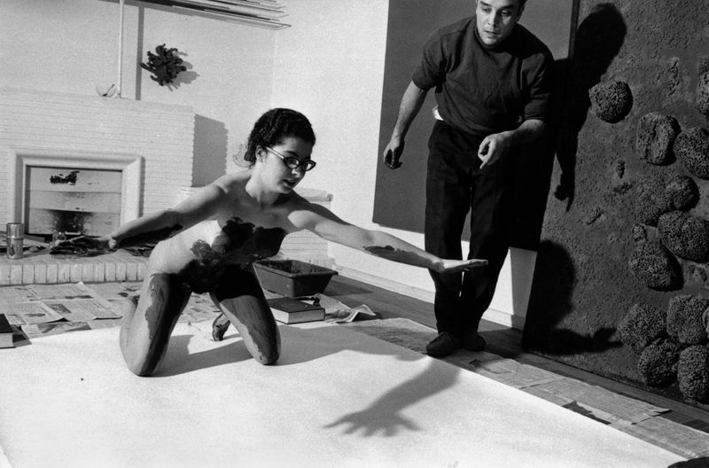 René Burri, Der französische Künstler Yves Klein weist ein Modell für eine „Anthropometrie“ an, Paris, 1961 © René Burri, Magnum Photos